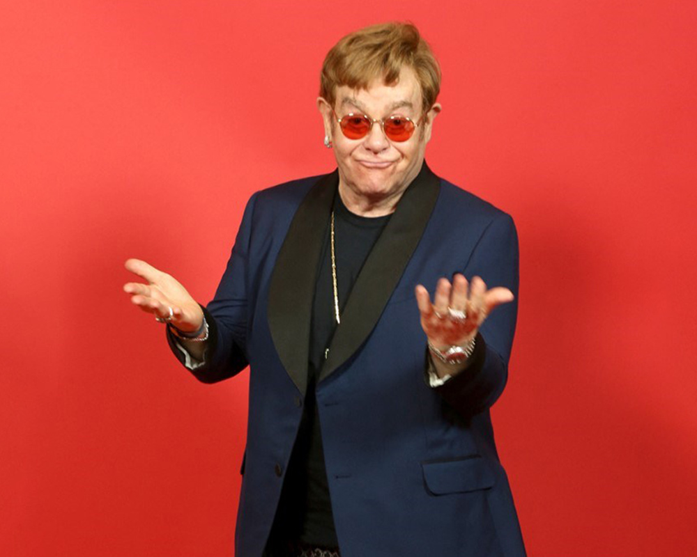 Elton John sorprende a fans cantando en restaurante