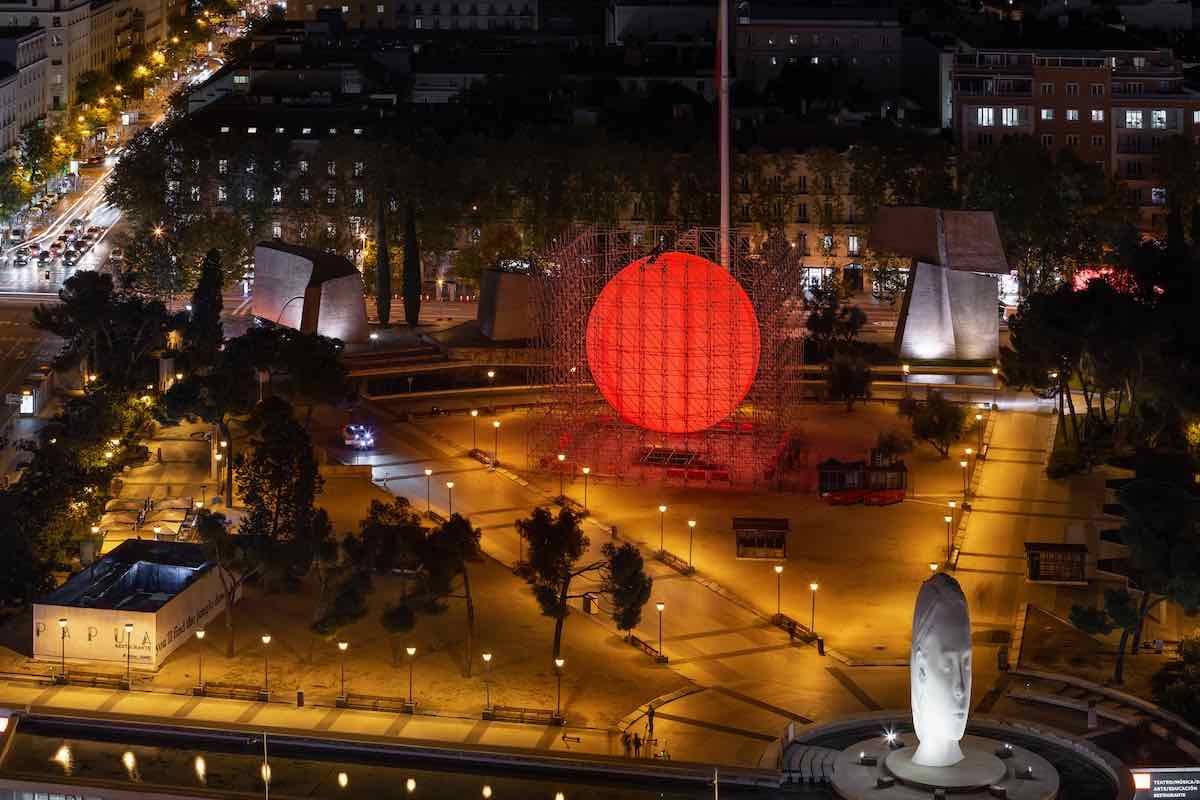Esfera gigante y luminosa por el artista SpY