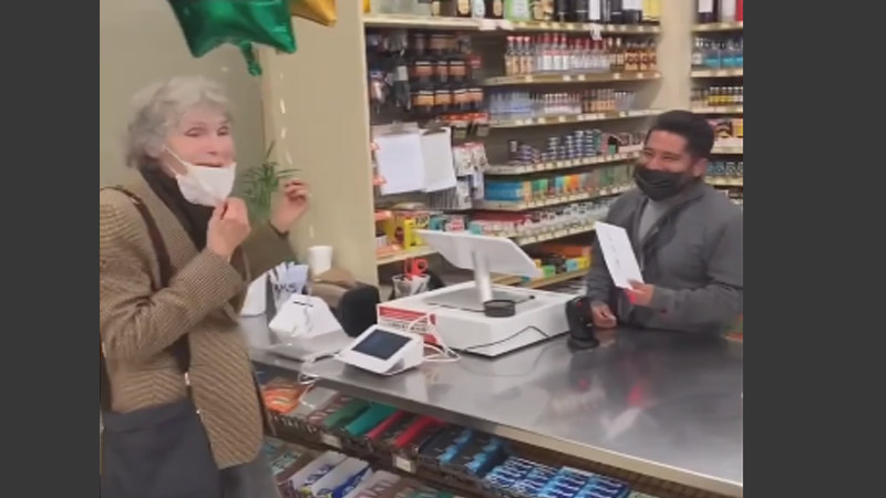 Una abuelita de 86 años gana la lotería y comparte el premio con el hombre que le vendió el billete y la animó a probar suerte