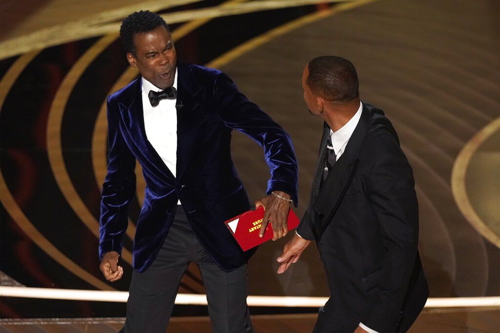Will Smith se disculpa con Chris Rock tras golpearlo en los Oscar 2022