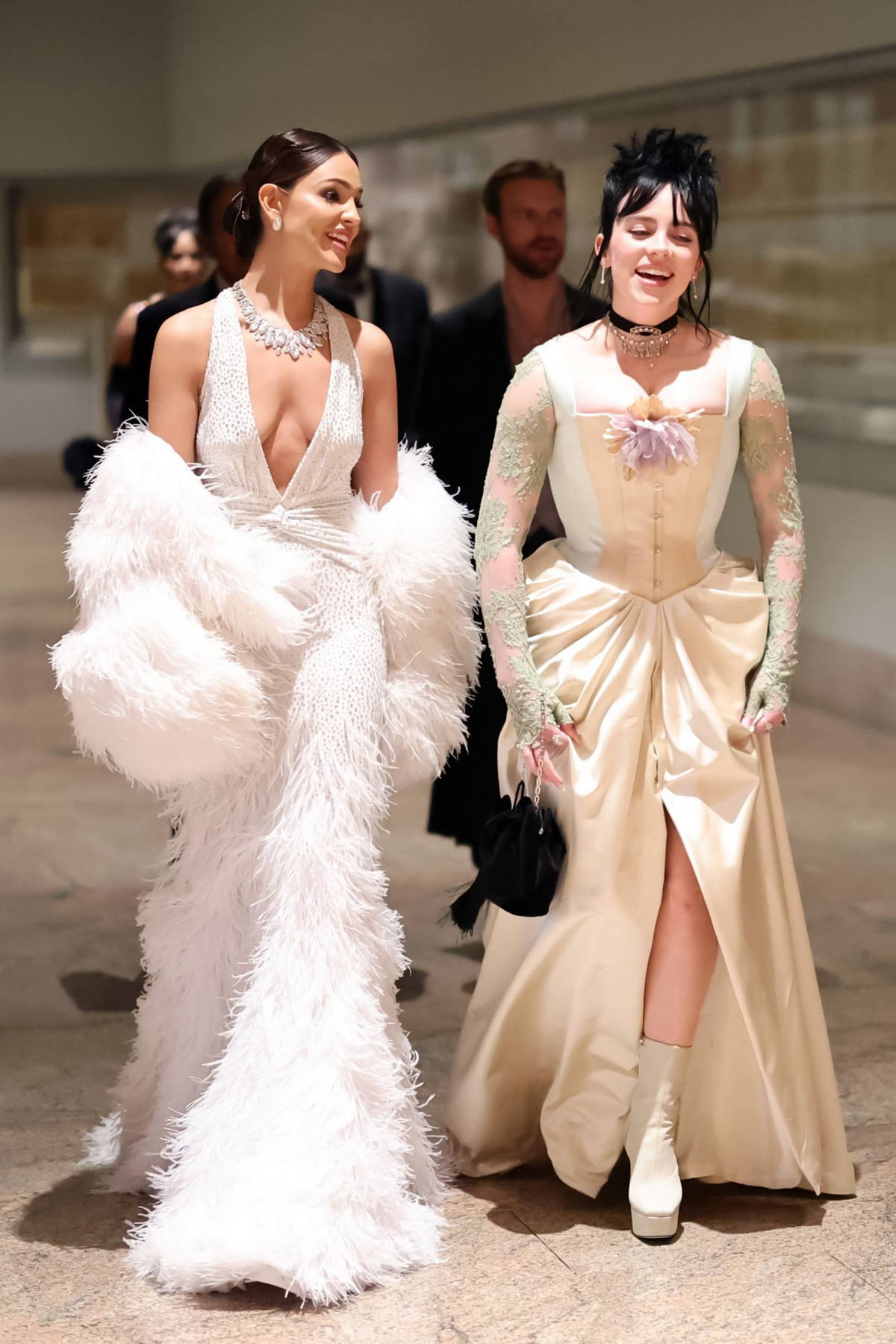 Eiza González impacta con elegante vestido en la Met Gala 2022